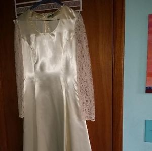 VINTAGE WHITE DRESS WITH LACE VEIL